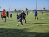 Laatste training S.K.N.W.K. JO8-1 (partijtje tegen de ouders) van maandag 2 juni 2025 (26/123)
